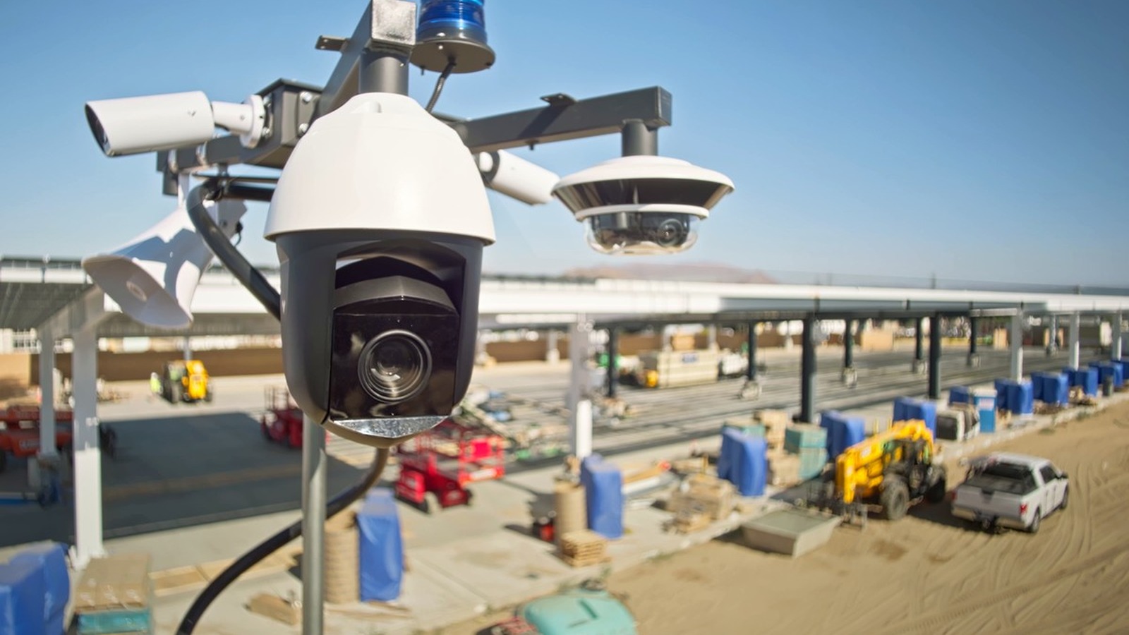 Verkada cameras and horn on an MT81 trailer mast overlooking a temporary site